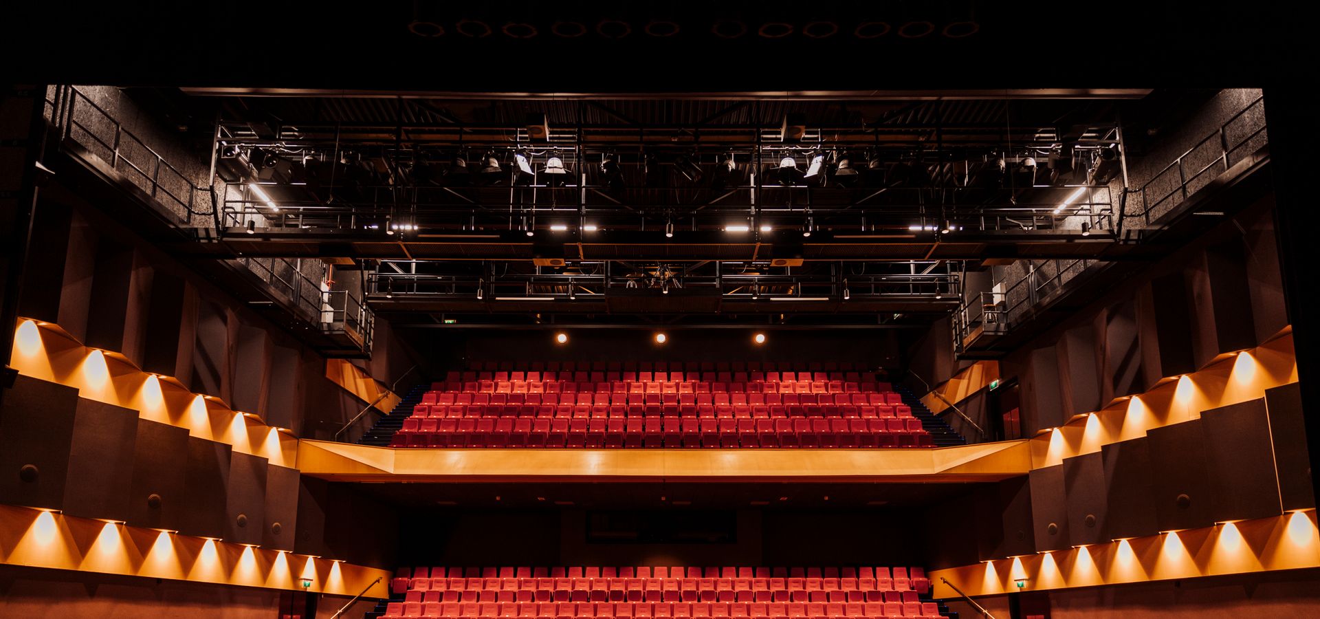 The auditorium of Markant Theater Maashorst seen from the stage